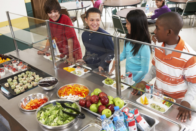 School food. Столовая в американской школе. Школьная столовая в США. Школьные столовые в Америке. Столовые в американских школах.